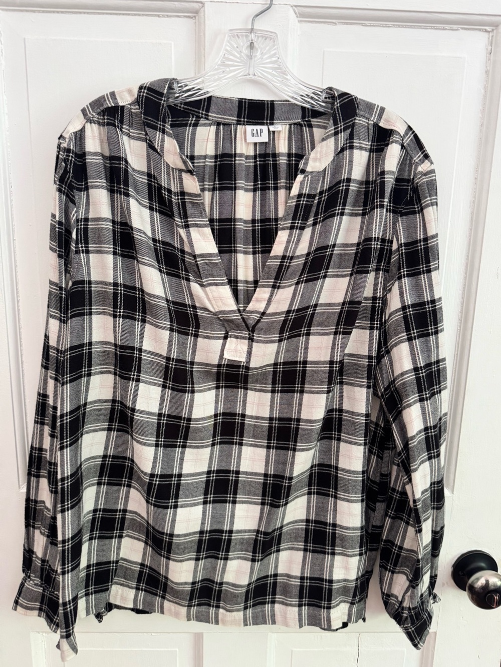 GAP Women’s Soft Casual Black & White Flannel Plaid V-Neck Blouse Top - Size L